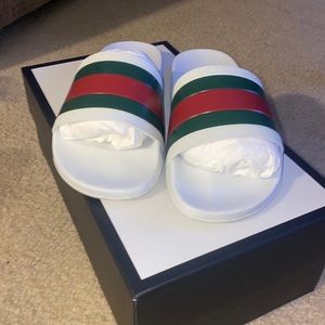Authentic Gucci Slides comes w box and dust bags